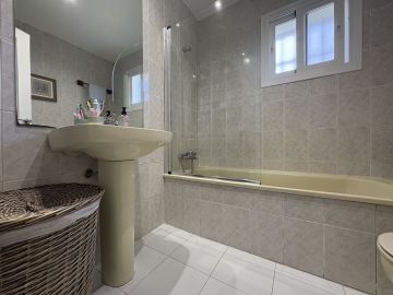 https://cdn.resales-online.com/public/dd5udt3bzb25mdc8/properties/8ce6d862898211f086ca02a3ded47a2d/w1200/13-5fd73dea700db77384c091ca9818b1a9.jpg?v=1756991388