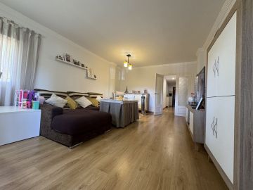 https://cdn.resales-online.com/public/dd5udt3bzb25mdc8/properties/8ce6d862898211f086ca02a3ded47a2d/w1200/14-d70dc3102c00d7be0e872dfe1c1f86d7.jpg?v=1756991388