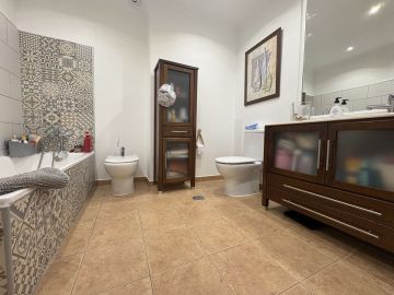 https://cdn.resales-online.com/public/dd5udt3bzb25mdc8/properties/8ce6d862898211f086ca02a3ded47a2d/w1200/3-e898b2bb2a2fdfd06d2c39894dce8316.jpg?v=1756991388