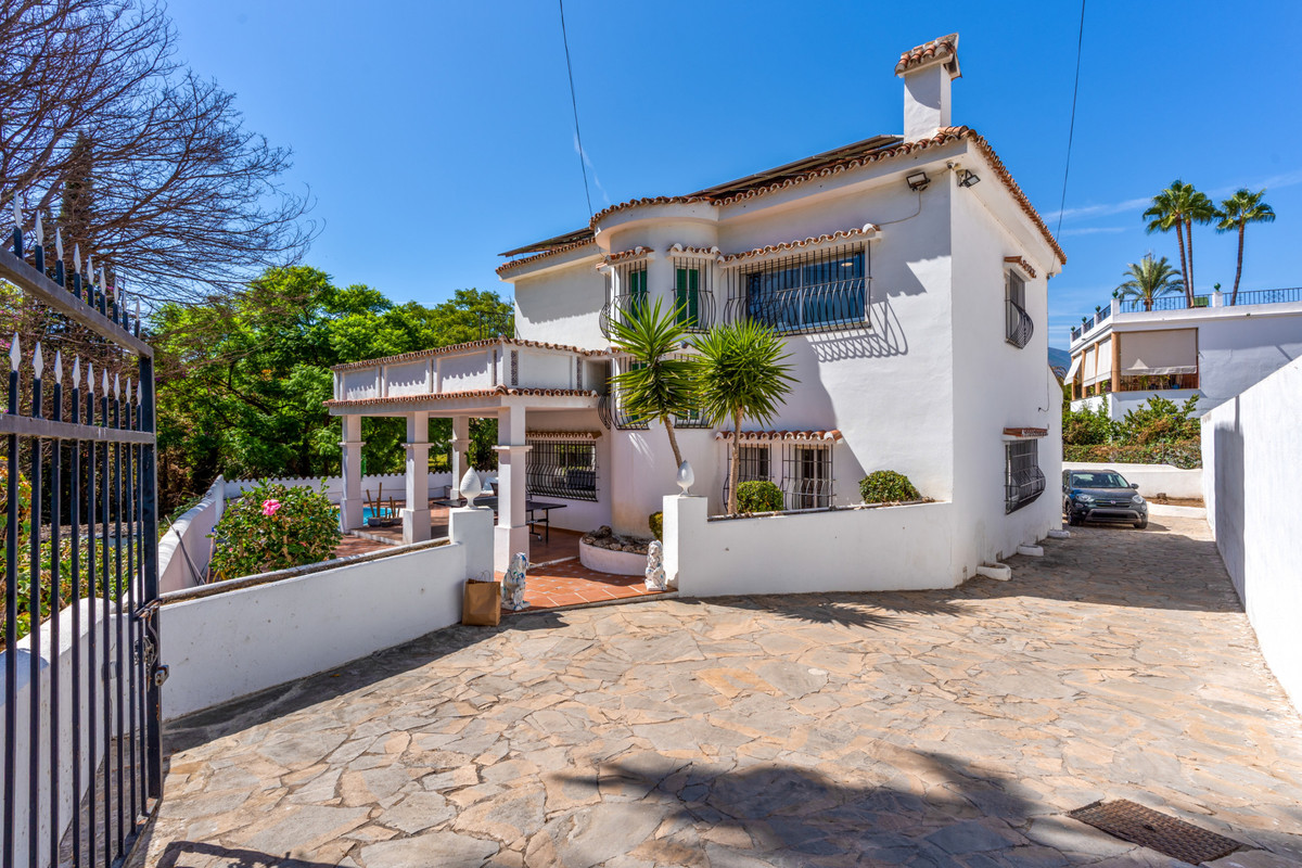https://cdn.resales-online.com/public/k9ao9bki7f/properties/f6b1d1ba912b11f086ca02a3ded47a2d/w1200/1-7980e48d732b6fc85c14b43b94d2aa54.jpg?v=1758004276