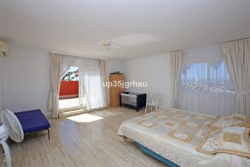 https://cdn.resales-online.com/public/up35jgrhau/properties/07b91f5a8ff511f086ca02a3ded47a2d/w1200/22-bcf8e6250e0bab365f900a8ac31ac040.jpg?v=1757699563