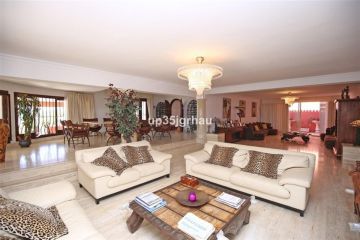 https://cdn.resales-online.com/public/up35jgrhau/properties/07b91f5a8ff511f086ca02a3ded47a2d/w1200/3-e898b2bb2a2fdfd06d2c39894dce8316.jpg?v=1757699563