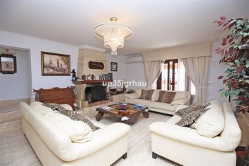 https://cdn.resales-online.com/public/up35jgrhau/properties/07b91f5a8ff511f086ca02a3ded47a2d/w1200/5-3595ad71cbd87be6c3643a4285ef4791.jpg?v=1757699563