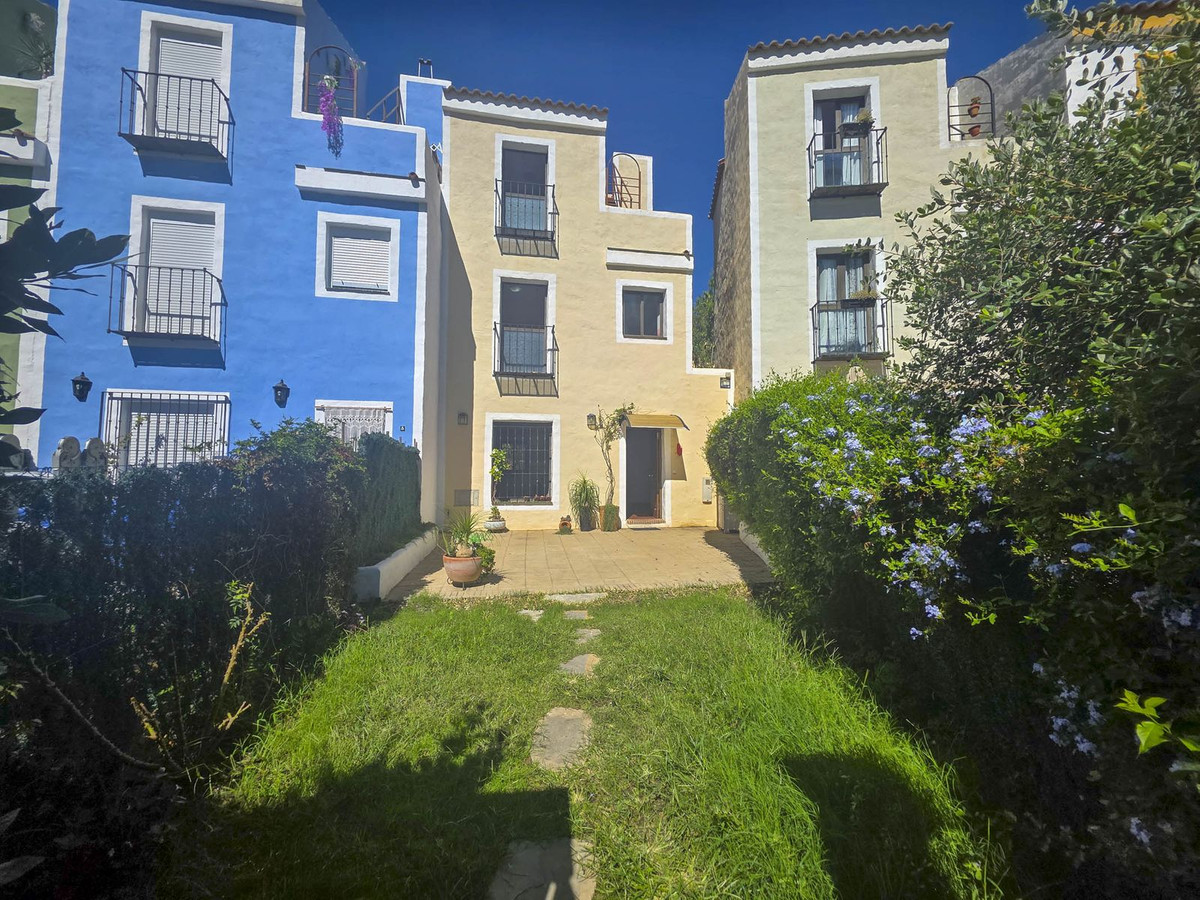 https://cdn.resales-online.com/public/q8sjeevech/properties/cf1389fb8ff411f086ca02a3ded47a2d/w1200/1-7980e48d732b6fc85c14b43b94d2aa54.jpg?v=1757706719